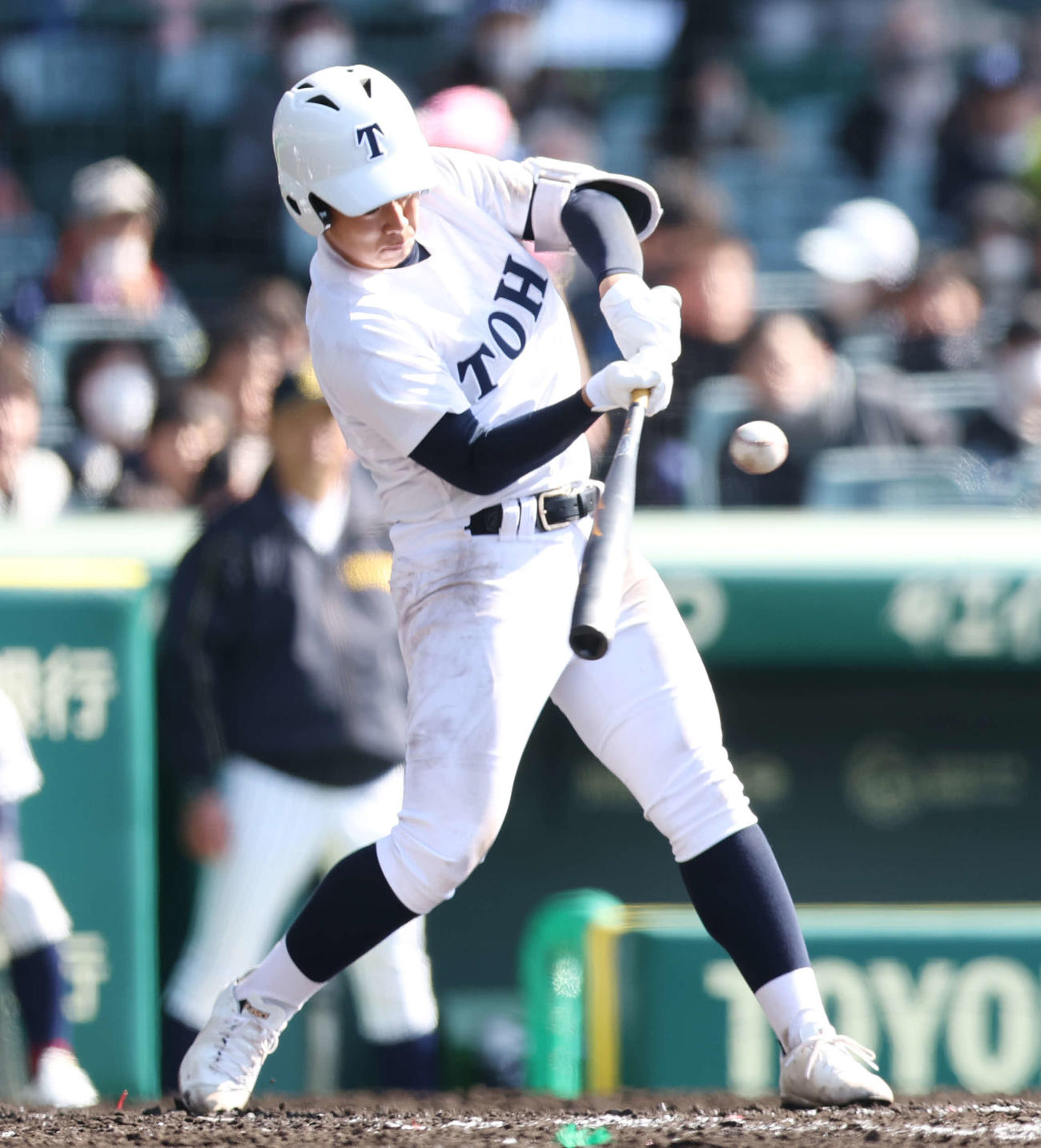 東邦対鳥取城北　4回表東邦無死満塁、2点適時右前打を放つ南出（撮影・宮地輝）