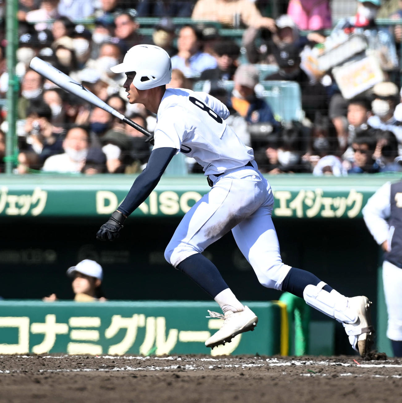 東邦対鳥取城北　8回表東邦1死、上田は二塁内野安打を放つ（撮影・前岡正明）