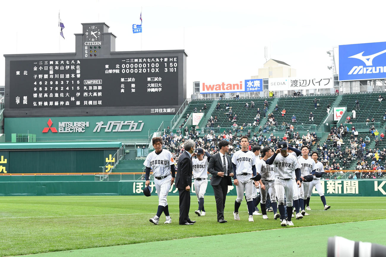 東北対山梨学院　山梨学院に敗れ引き揚げる東北高校の選手たち。左は佐藤監督（撮影・前岡正明）
