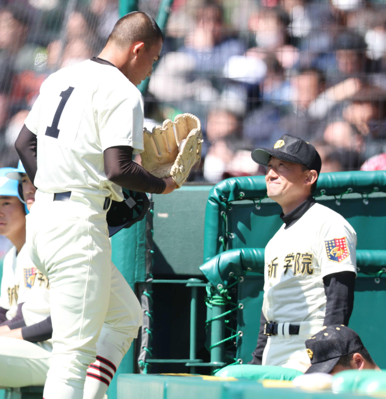 大分商対作新学院　3回表、大分商を抑えた川又（左）に笑顔を見せる小針監督（撮影・宮地輝）