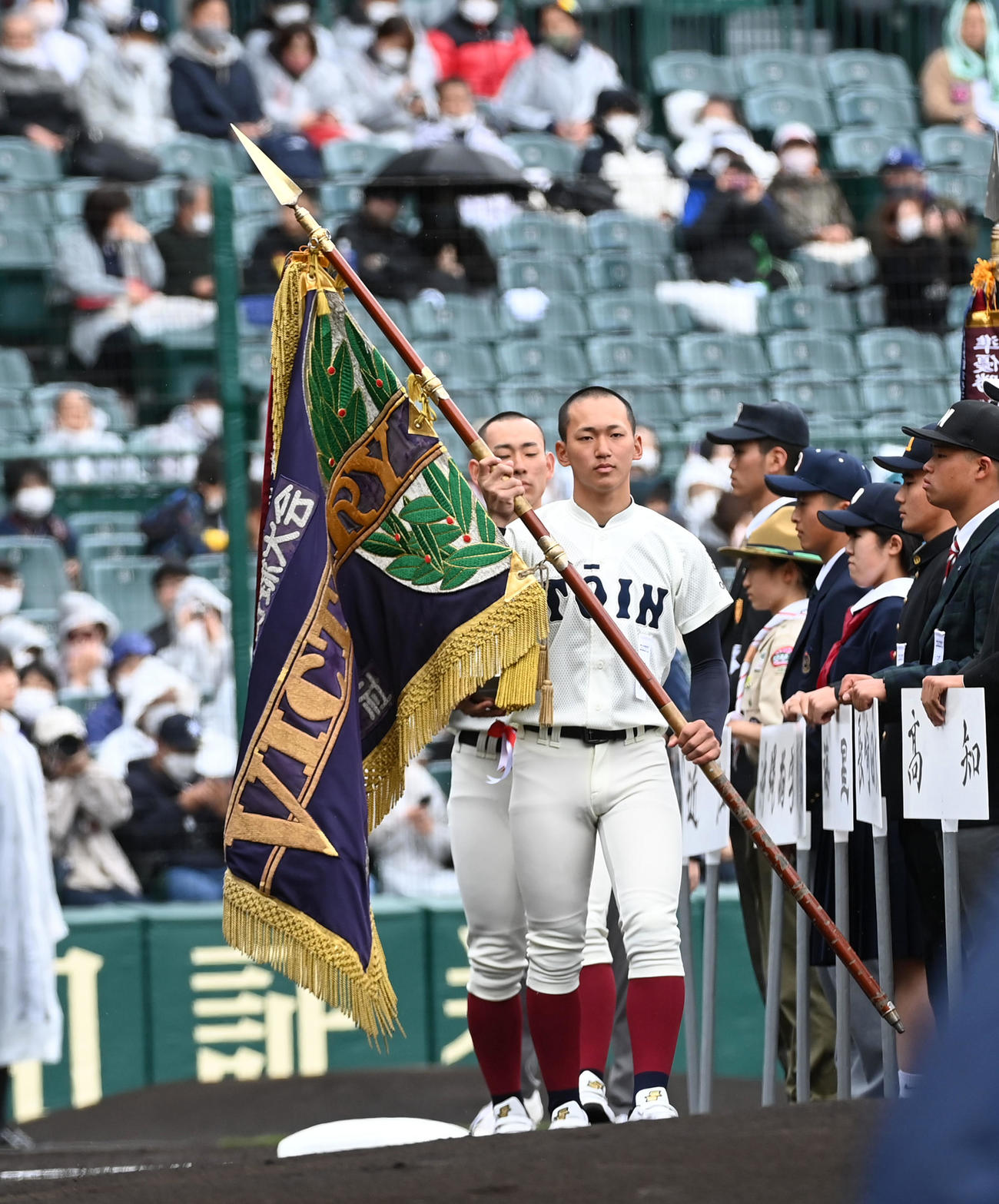 優勝旗を返還する大阪桐蔭・前田主将（撮影・前岡正明）