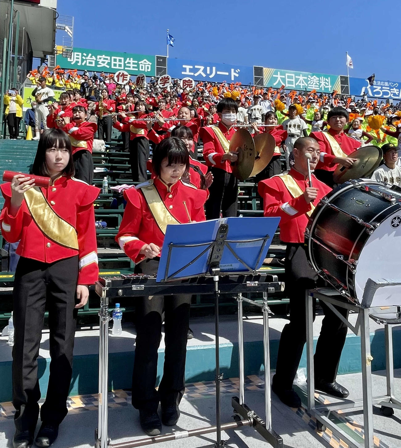 大分商対作新学院　閉校した珠洲実のブラスバンド部のユニホームを着て演奏する作新学院の吹奏楽部のメンバー
