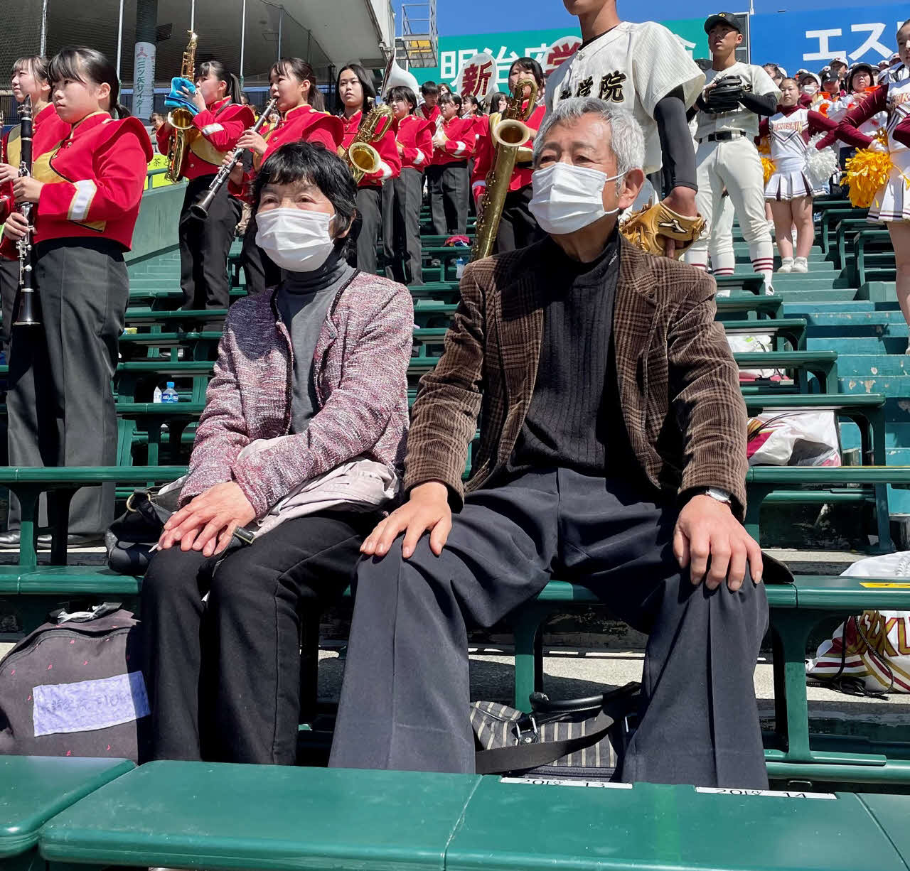 大分商対作新学院　作新学院のアルプスから試合を見守る喜多さん（右）