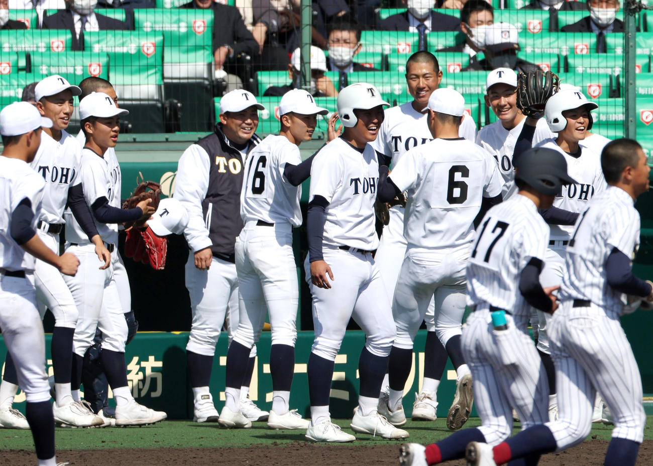 東邦対鳥取城北　7回裏鳥取城北2死満塁、新庄を三ゴロに仕留めピンチを切り抜けベンチ前で笑顔を見せる東邦ナイン（撮影・上山淳一）