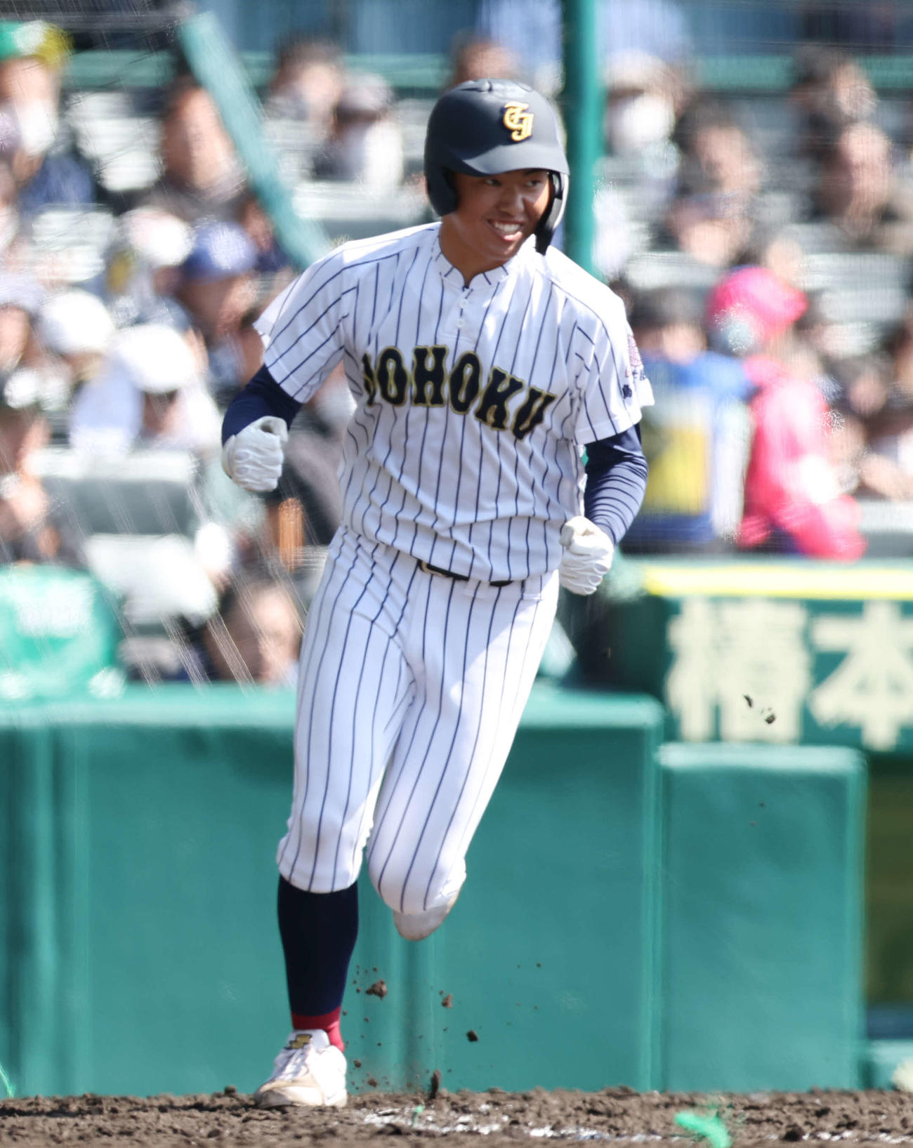 東邦対鳥取城北　6回裏鳥取城北2死満塁、四球で押し出しとなり、ガッツポーズする新庄（撮影・宮地輝）
