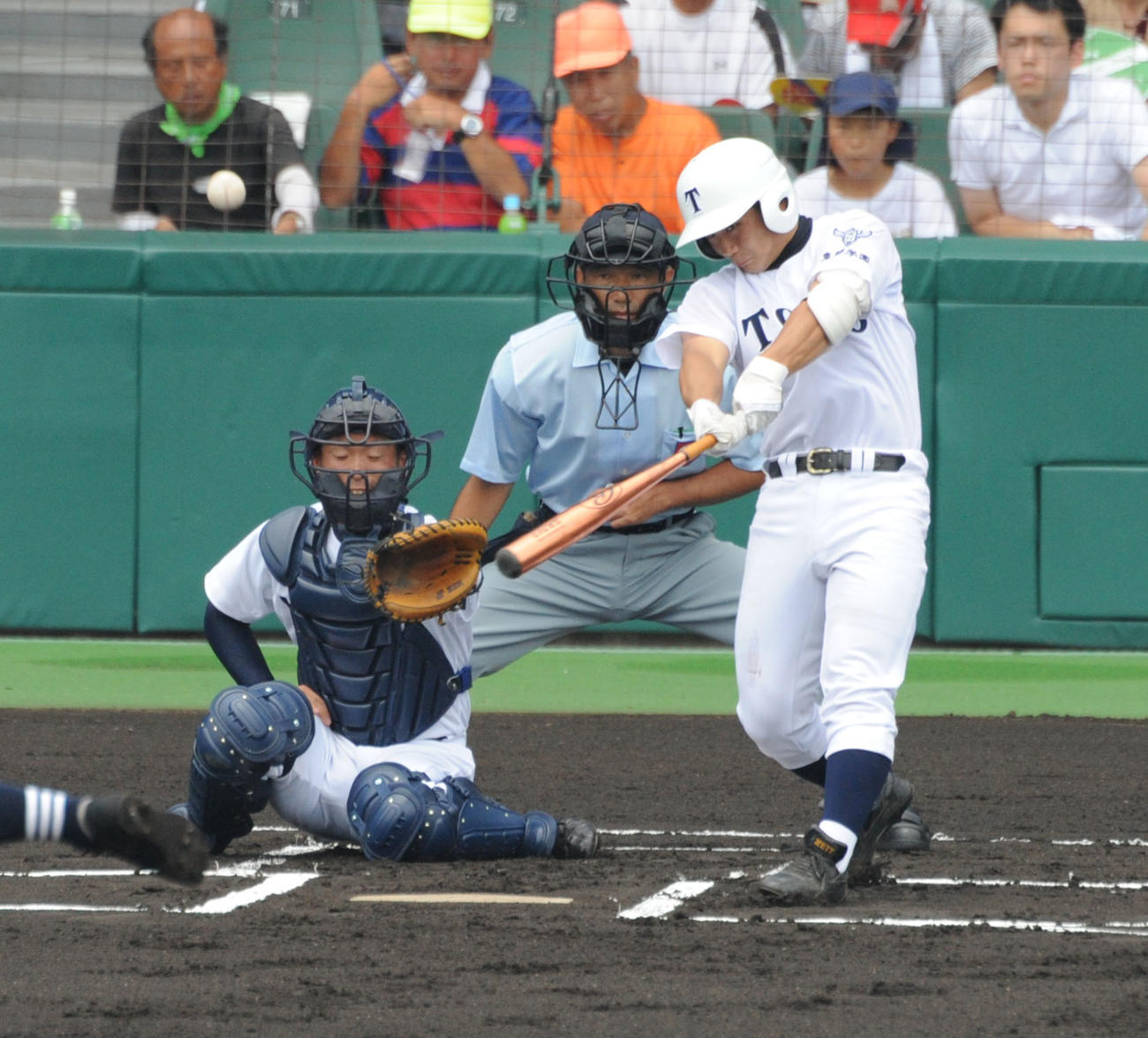東邦対北海　1回表無死、先頭打者の東邦・山田祐輔は初球を右中間に先制本塁打（2008年8月6日撮影）