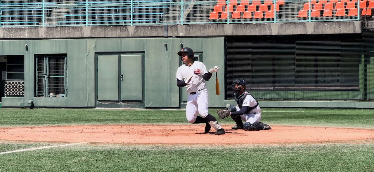 打撃練習をするクラーク・田中（学校提供）