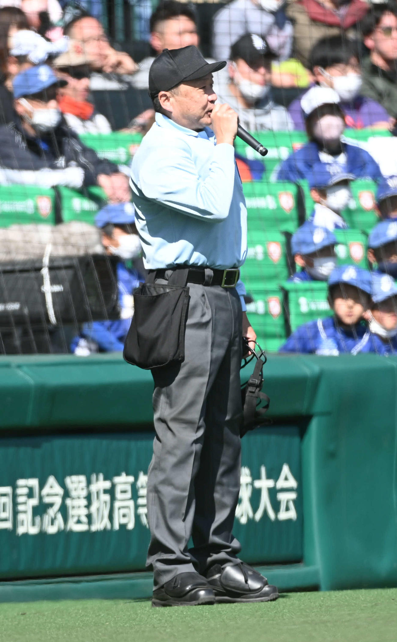 大分商対作新学院　9回のプレーについて場内に説明する球審（撮影・前岡正明）