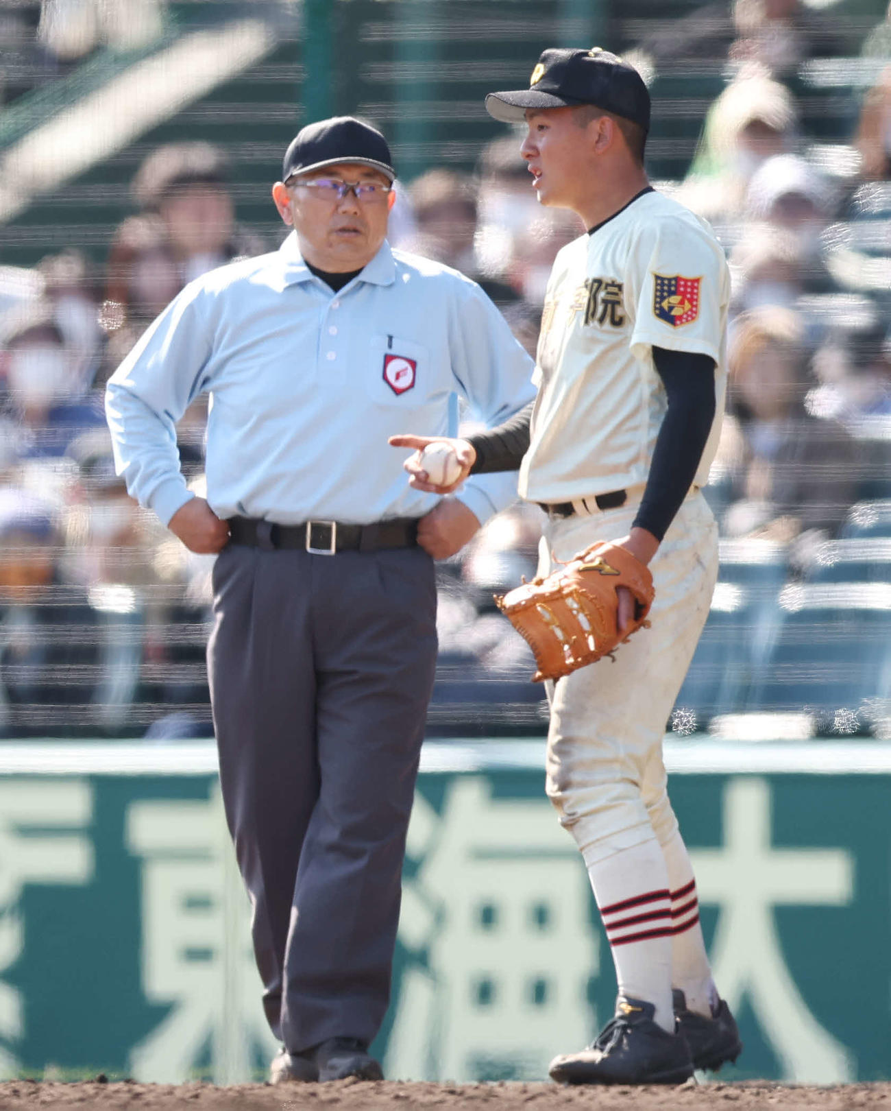 大分商対作新学院　9回表、審判と話す作新学院・磯（右）（撮影・宮地輝）