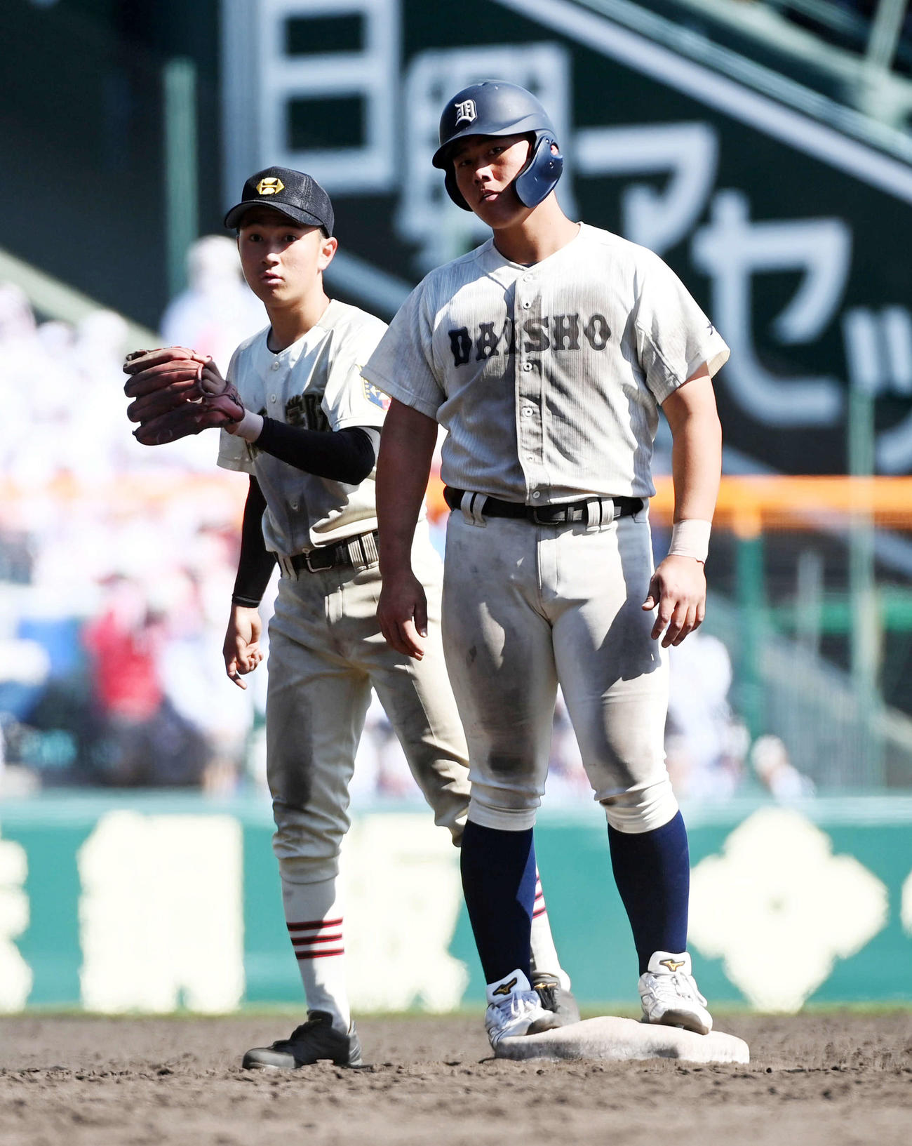 大分商対作新学院　9回、二塁ベースを踏む作新学院・上野（左）。右は大分商・羽田野（撮影・前岡正明）