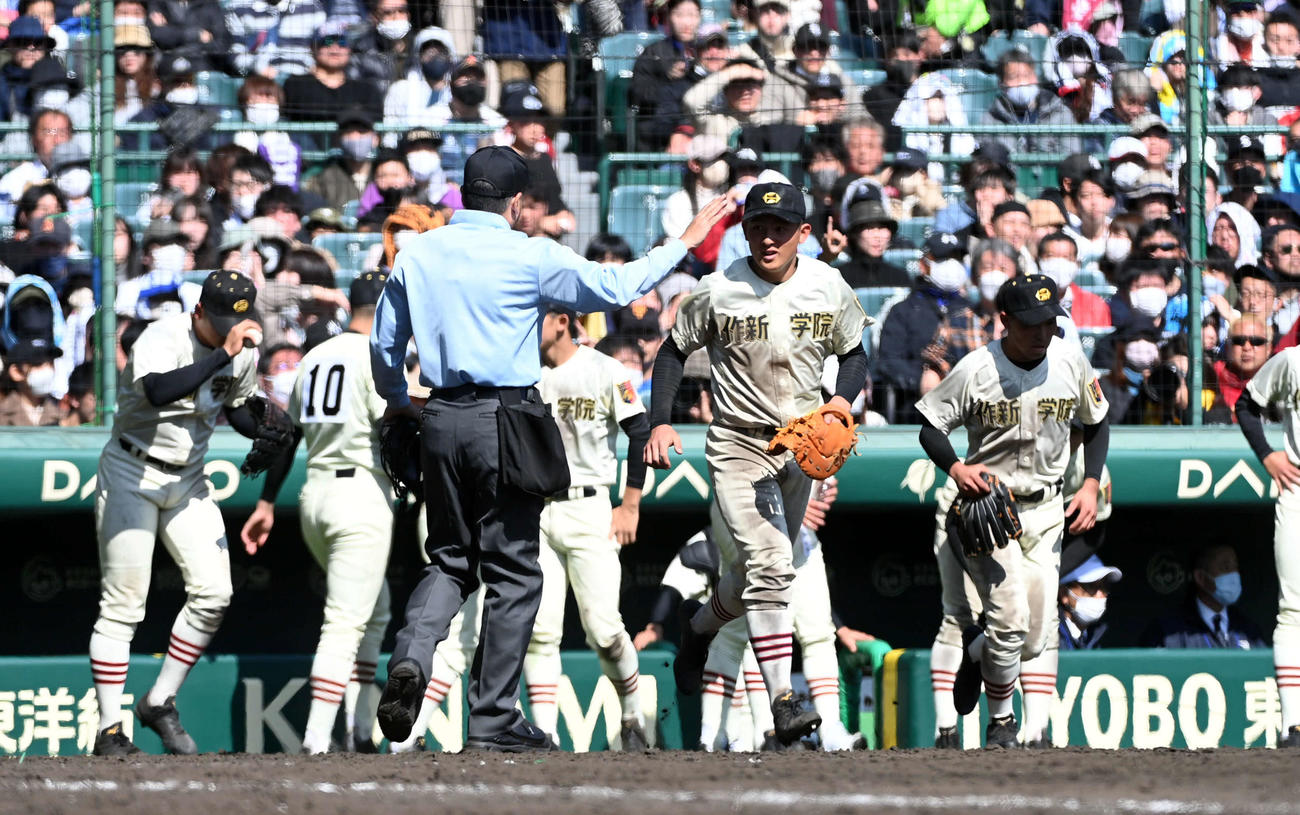 大分商対作新学院　9回、球審に守備位置に戻るように言われる作新学院ナイン（撮影・前岡正明）