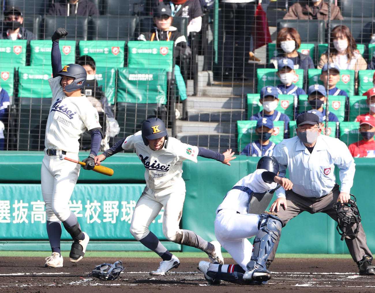 海星対社　1回表海星1死三塁、永田の左犠飛で先制生還する三走田中（左から2人目）。捕手西垣（撮影・上山淳一）
