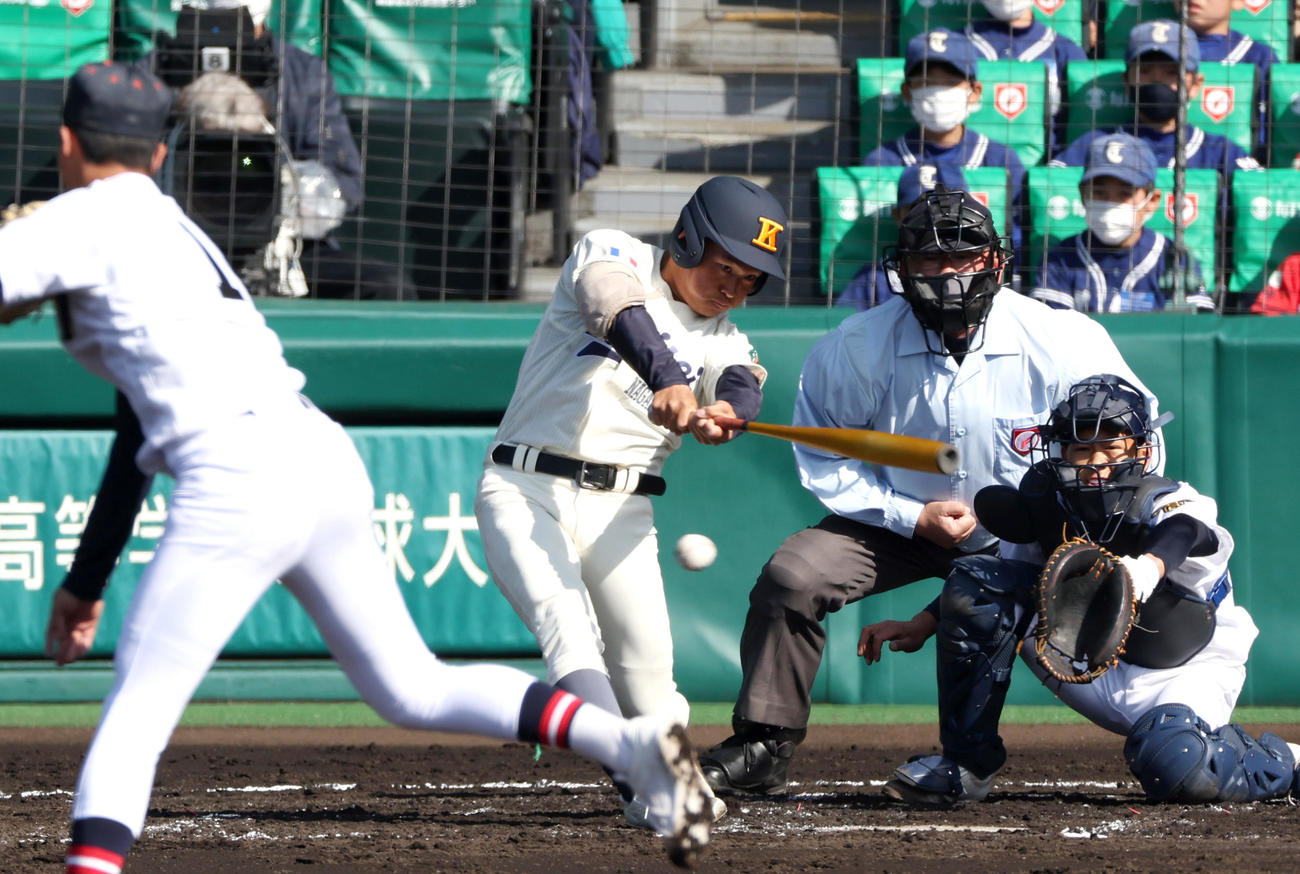 海星対社　2回表海星1死二塁、角野は右前適時打を放つ（撮影・上山淳一）