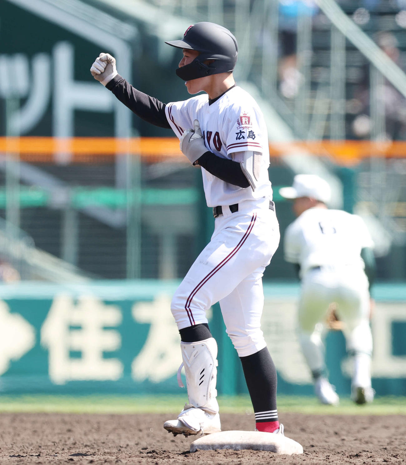 広陵対二松学舎大付　5回表広陵2死二塁、中適時二塁打を放ち、ガッツポーズする只石（撮影・宮地輝）
