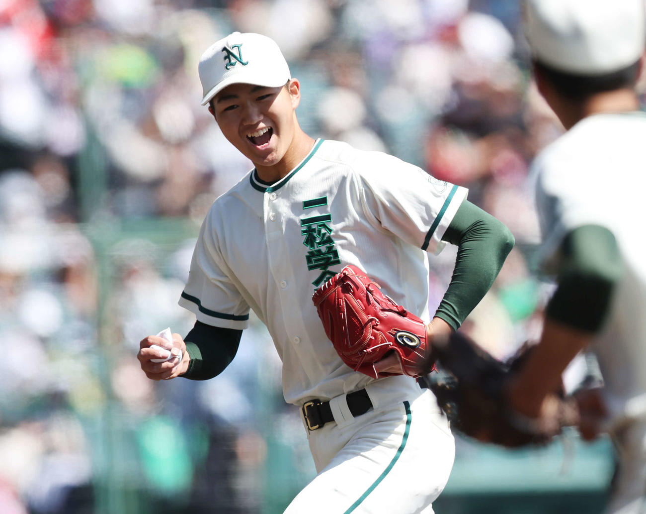 6回表広陵を抑え、笑顔の二松学舎大付・大内（撮影・宮地輝）