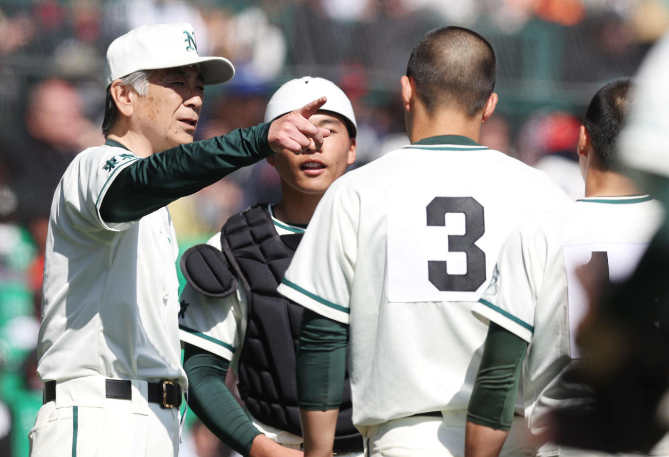 広陵対二松学舎大付　7回攻守交代時、選手たちに声をかける二松学舎大付・市原監督（左）（撮影・宮地輝）