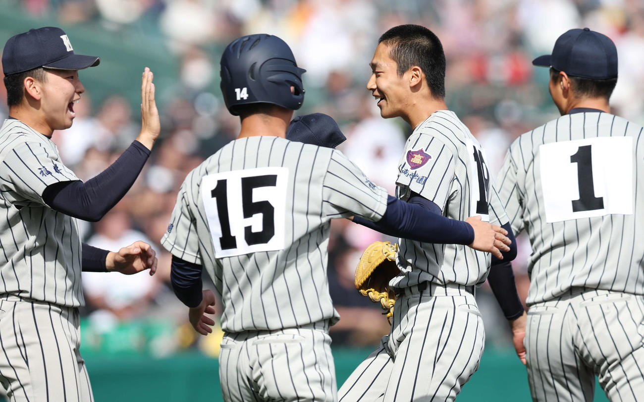 敦賀気比対大阪桐蔭　1回裏大阪桐蔭を抑え、笑顔でタッチを交わす竹下（左から3人目）（撮影・宮地輝）