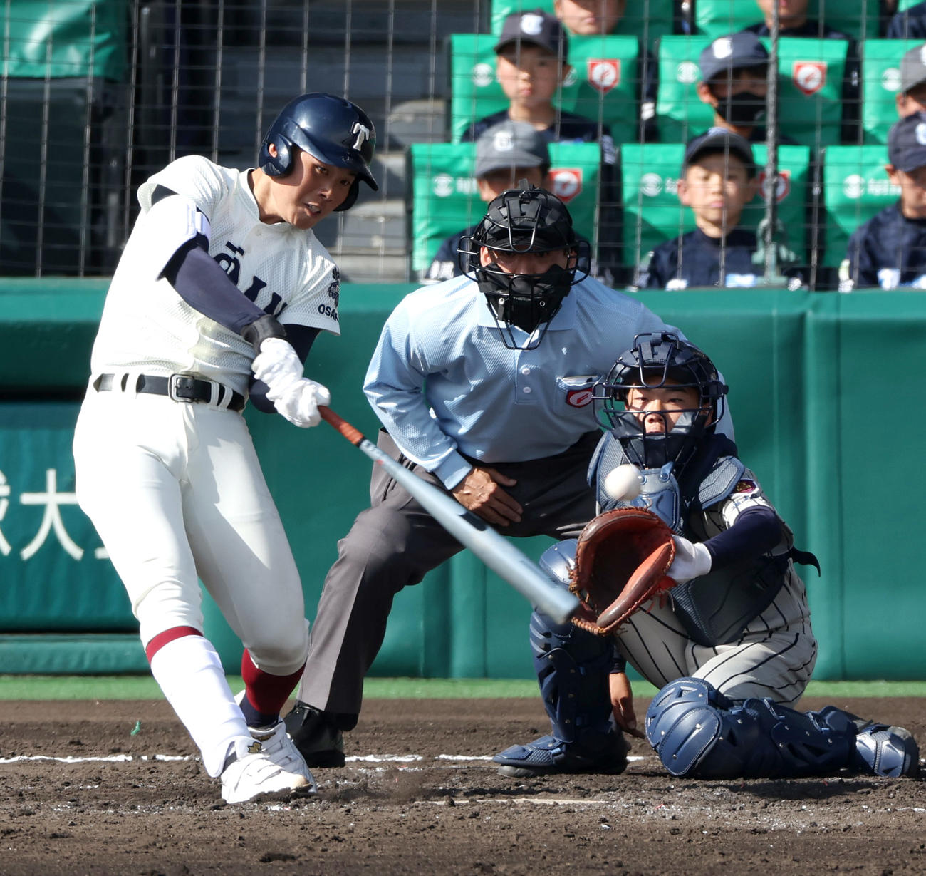 敦賀気比対大阪桐蔭　3回裏大阪桐蔭2死二塁、村本は先制の左適時三塁打を放つ（撮影・上山淳一）