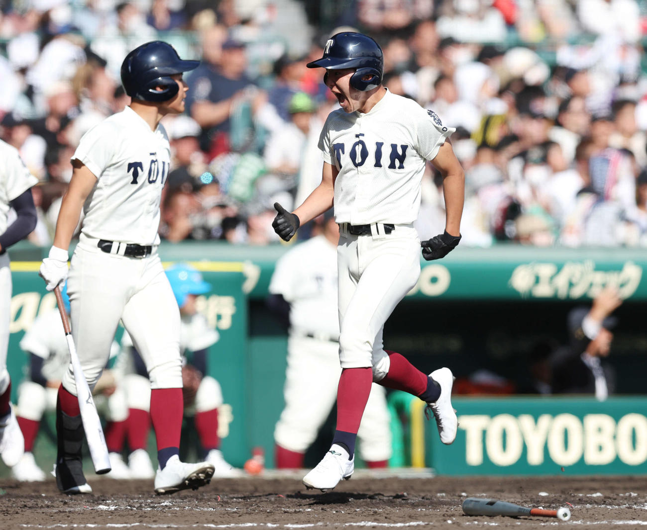 敦賀気比対大阪桐蔭　3回裏大阪桐蔭2死二塁、村本の先制左適時三塁打で生還しほえる山田（撮影・宮地輝）