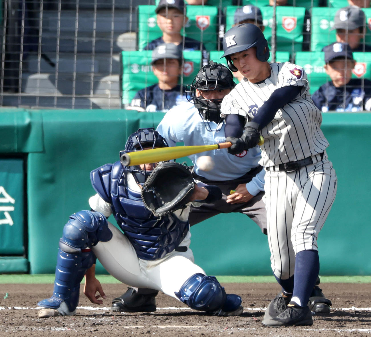 敦賀気比対大阪桐蔭　4回表敦賀気比無死一塁、友田は左に適時二塁打を放つ（撮影・上山淳一）