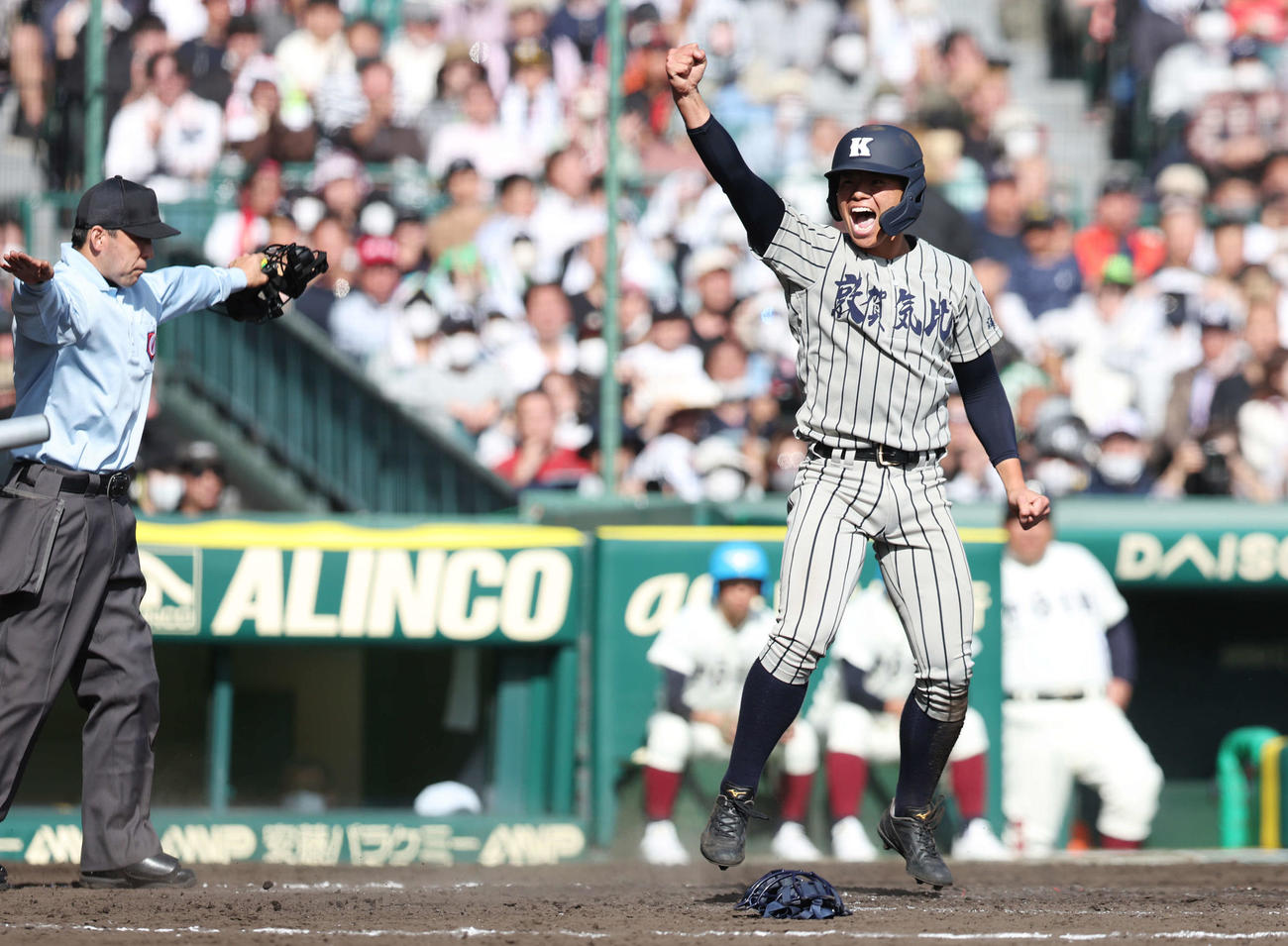 敦賀気比対大阪桐蔭　4回表敦賀気比無死一塁、友田の左適時二塁打で生還しガッツポーズする佐伯（撮影・宮地輝）