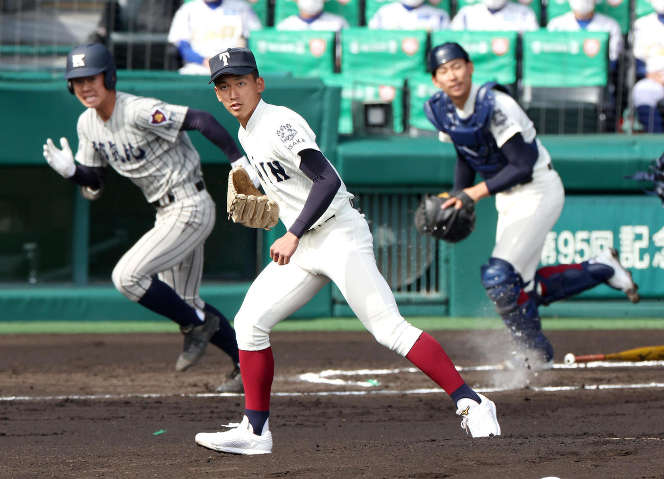 敦賀気比対大阪桐蔭　1回表敦賀気比無死、前田（手前）は先頭打者・濱野を遊ゴロに仕留める（撮影・上山淳一）