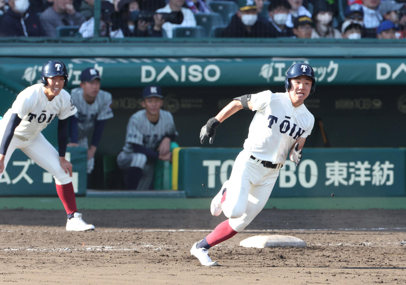 敦賀気比対大阪桐蔭　7回裏大阪桐蔭無死一、三塁、山田（手前）は中適時二塁打を放ち二塁に向かう（撮影・上山淳一）
