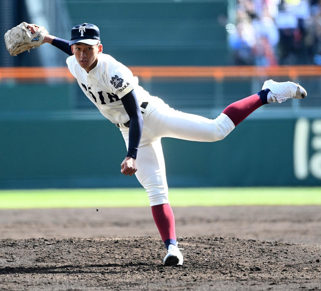 敦賀気比対大阪桐蔭　力投する大阪桐蔭先発の前田（撮影・前岡正明）