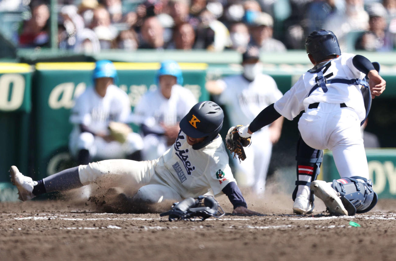 海星対社　8回表海星1死二、三塁、井坂の三ゴロの間に生還する平尾（撮影・宮地輝）