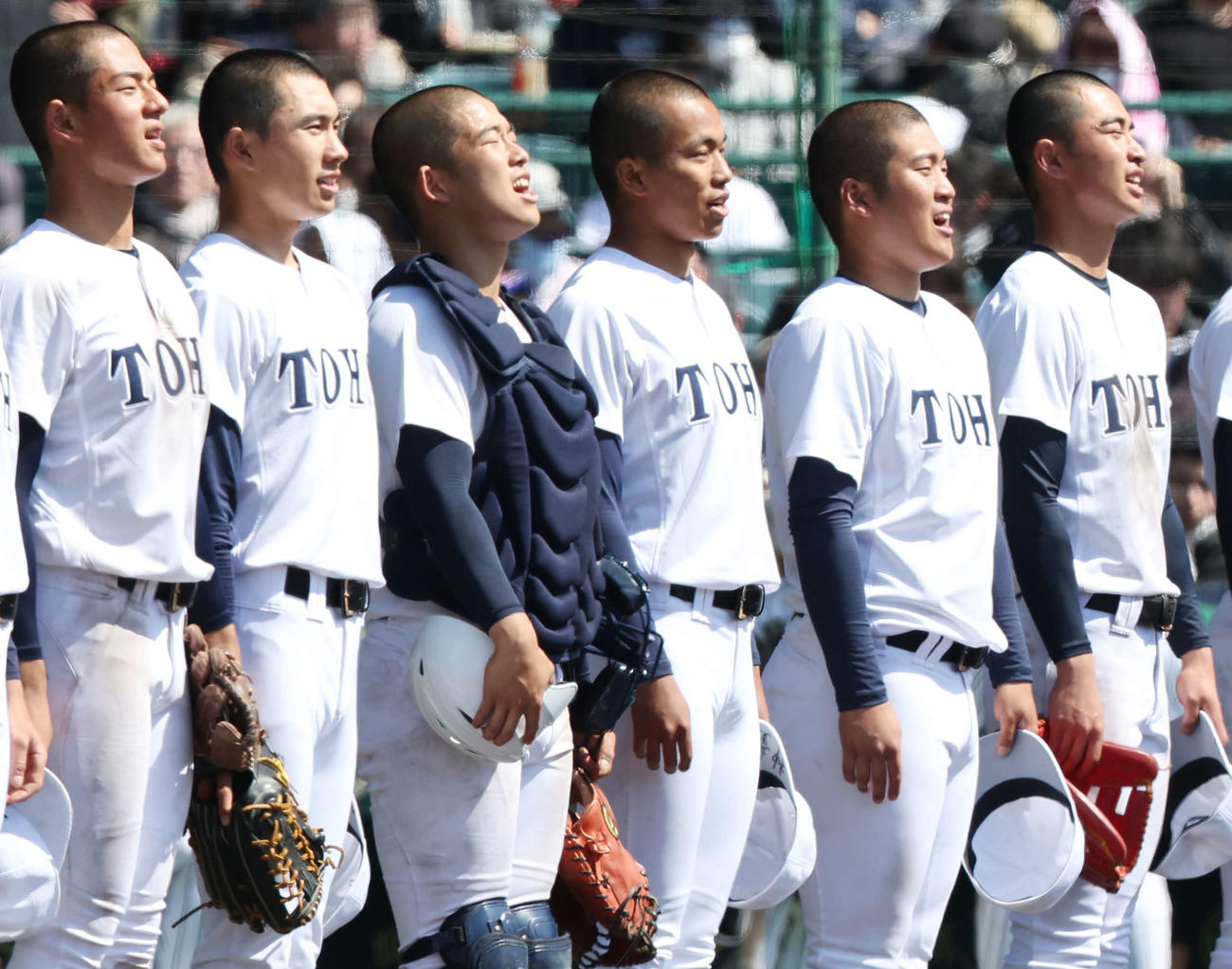 東邦対鳥取城北　勝利し、校歌斉唱する宮国（左から4人目）ら東邦の選手たち（撮影・宮地輝）
