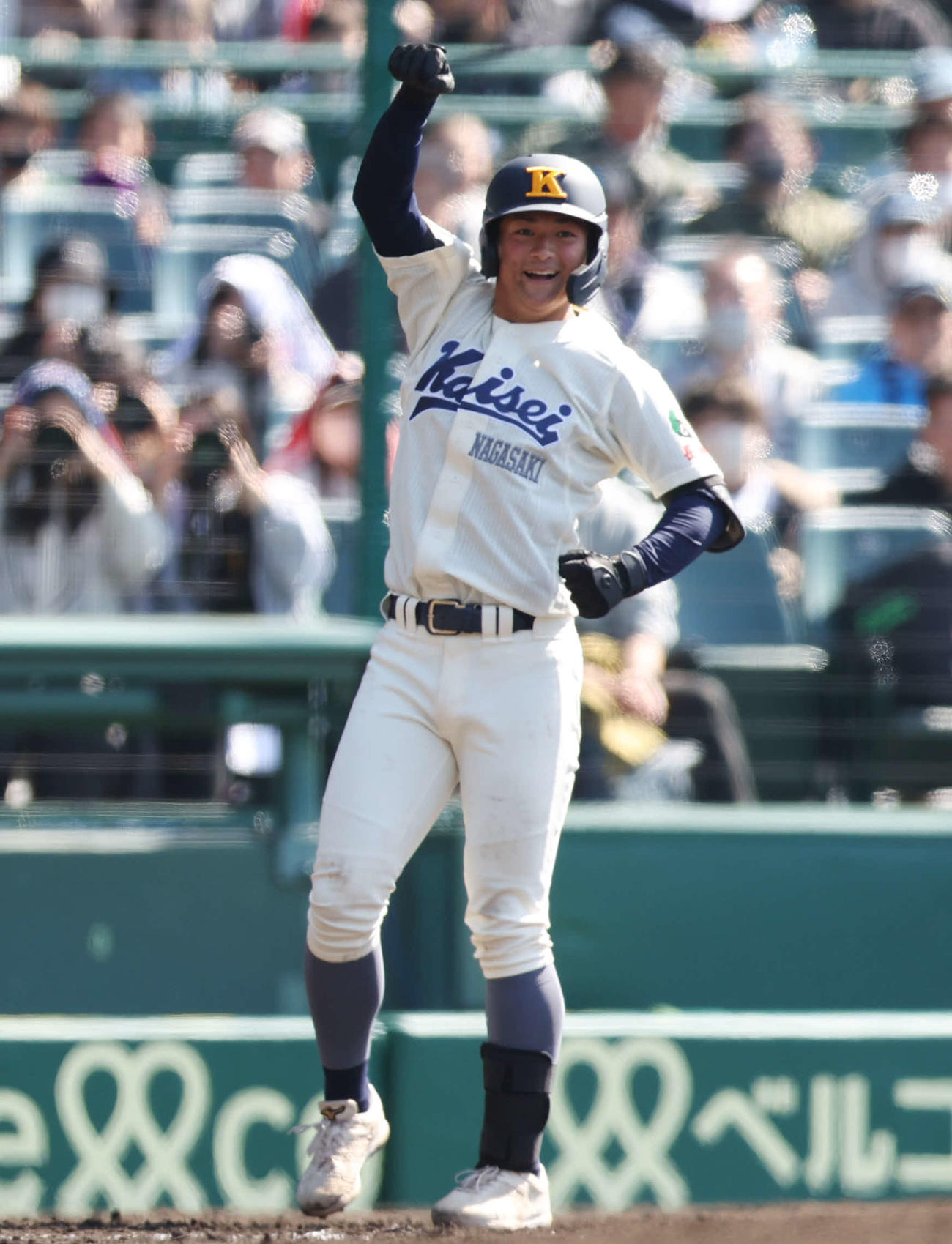 海星対社　5回表海星2死一、二塁、右適時三塁打を放ち、ガッツポーズする田川（撮影・宮地輝）
