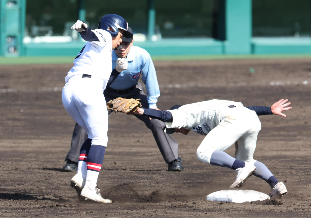 海星対社　4回裏社2死一塁、隈の時、一走尾崎（左）は遊撃手峯のタッチを交わし二盗を決める（撮影・上山淳一）