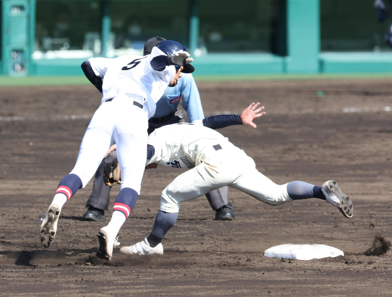 海星対社　4回裏社2死一塁、隈翼の時、一走尾崎（左）は遊撃手峯のタッチを交わし二盗を決める（撮影・上山淳一）