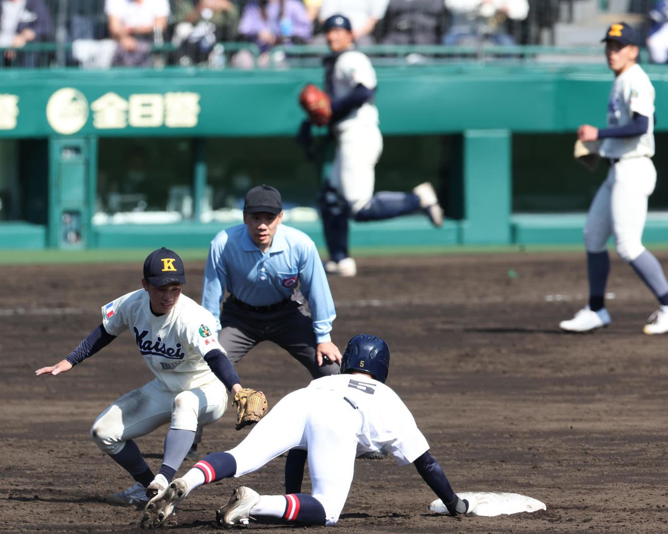 海星対社　4回裏社2死一塁、隈翼の時、一走尾崎（手前）は遊撃手峯のタッチを交わし二盗を決める（撮影・上山淳一）