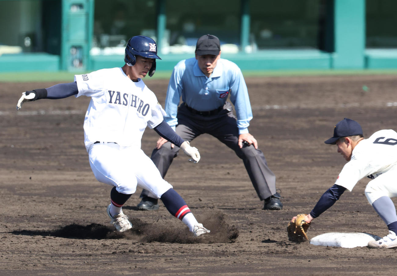 海星対社　4回裏社2死一塁、隈翼の時、一走尾崎（左）は遊撃手峯のタッチを交わし二盗を決める（撮影・上山淳一）