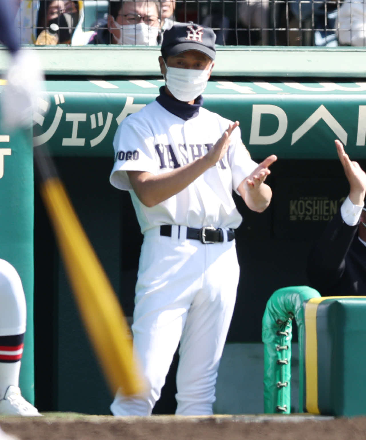 海星対社　手をたたく社・山本監督（撮影・宮地輝）