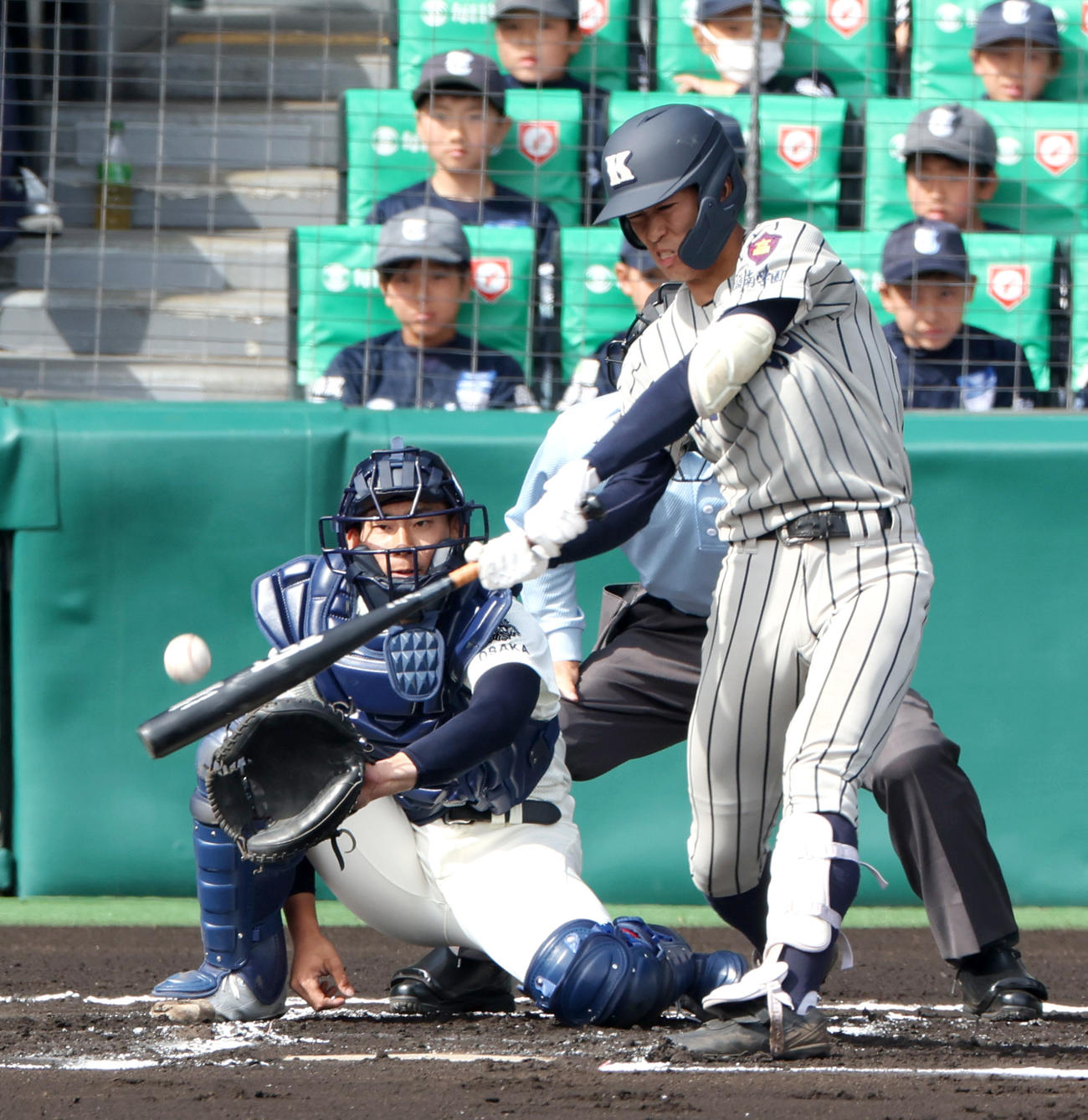 敦賀気比対大阪桐蔭　1回表敦賀気比2死、伊藤は中前打を放つ（撮影・上山淳一）