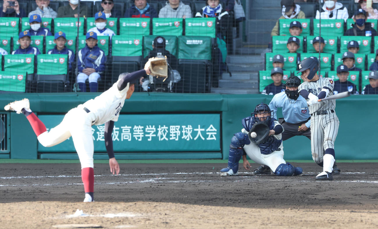 敦賀気比戦の9回、14個目の三振を中森から奪う大阪桐蔭・前田（撮影・上山淳一）