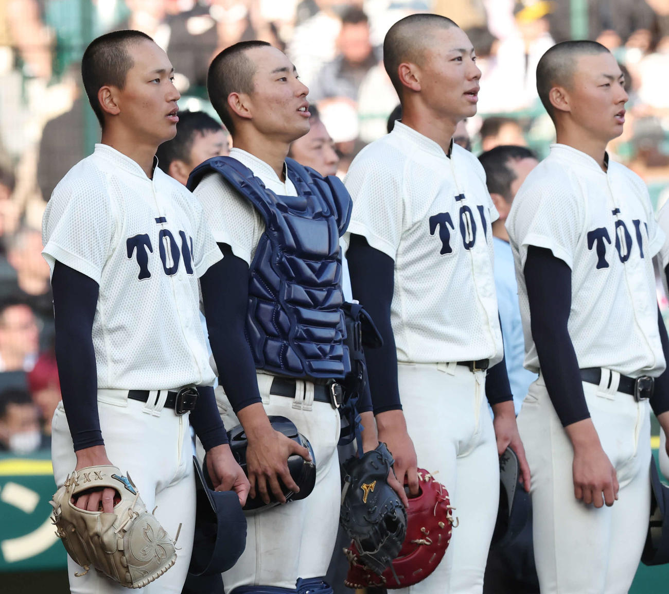 敦賀気比対大阪桐蔭　勝利し、校歌斉唱する前田（左）ら大阪桐蔭の選手たち（撮影・宮地輝）
