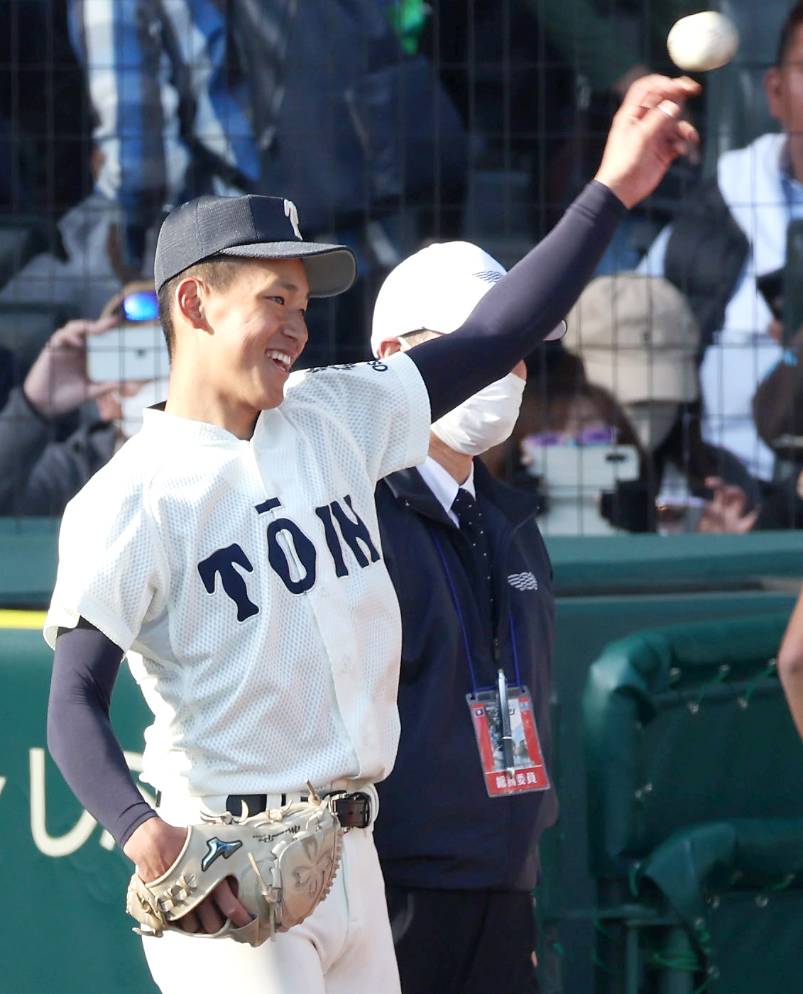 敦賀気比に勝利した大阪桐蔭の前田はクールダウンのキャッチボールで笑顔を見せる（撮影・上山淳一）