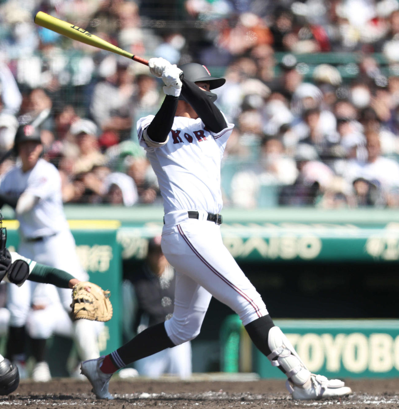 3回表広陵1死一塁、左前打を放つ真鍋（撮影・宮地輝）