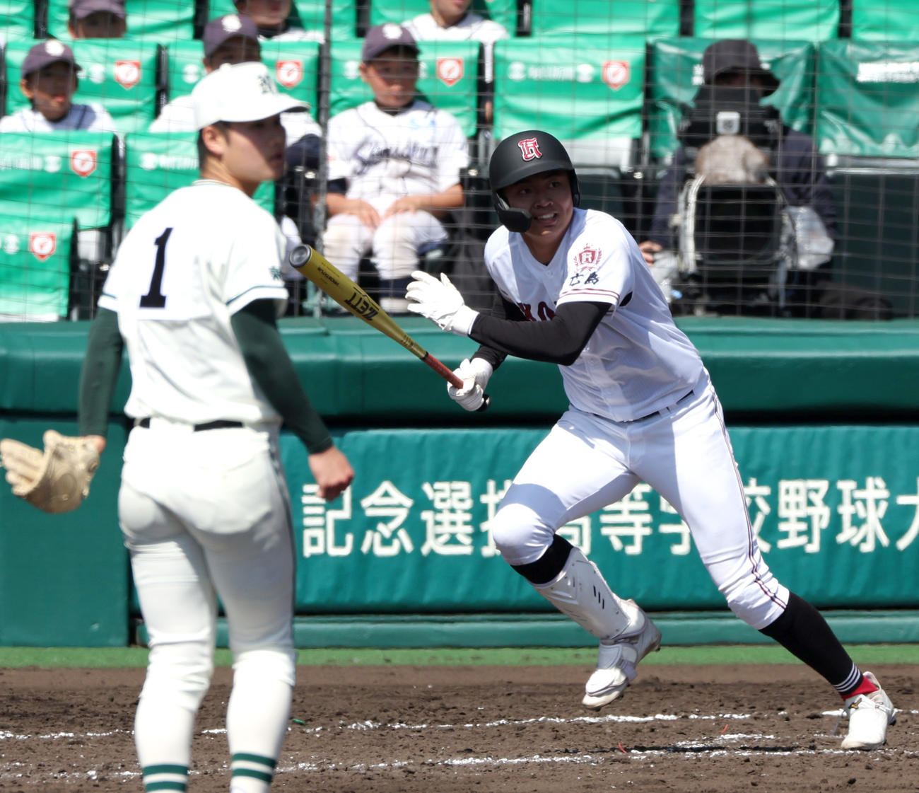 5回裏広陵2死三塁、真鍋は左前適時打を放つ。投手重川（撮影・上山淳一）