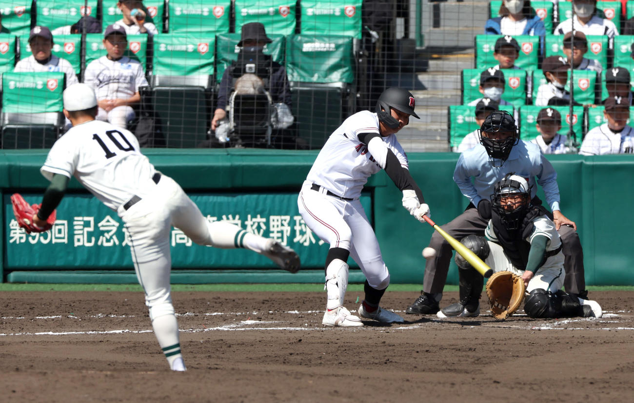 7回表広陵1死、真鍋は右へ二塁打を放つ（撮影・上山淳一）