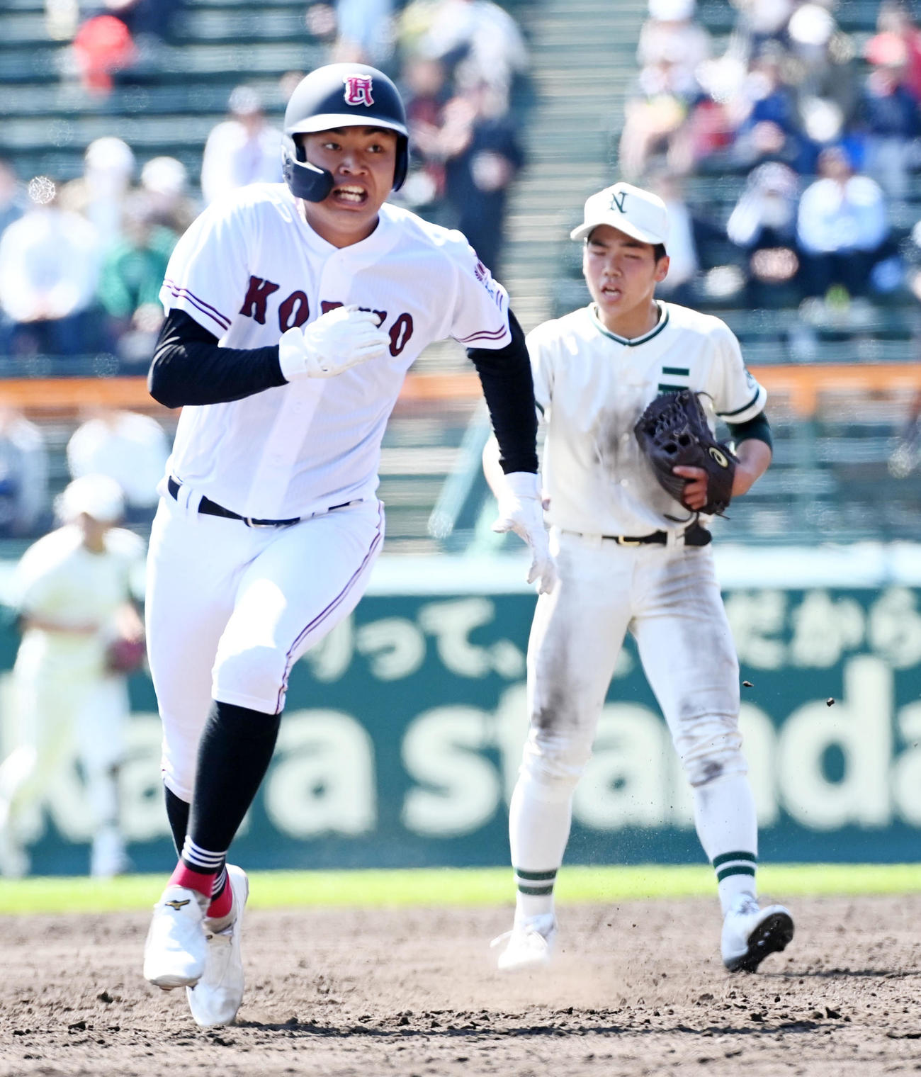 5回表広陵2死一塁、小林の左二塁打で生還する真鍋（撮影・前岡正明）