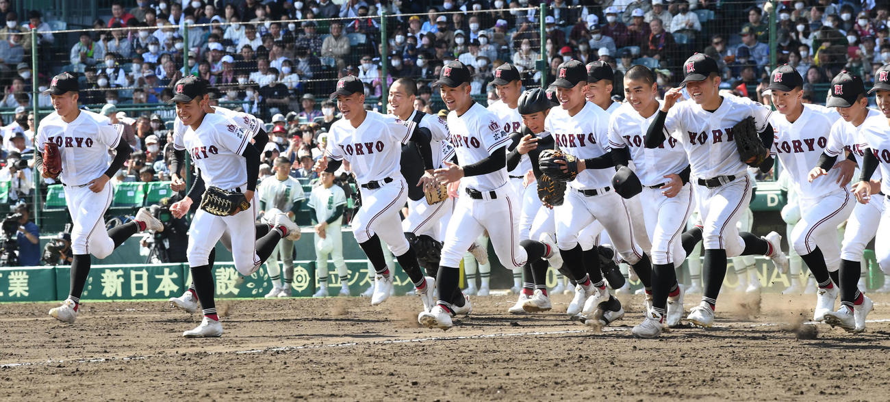二松学舎大付に勝利し、応援団にあいさつへ向かう広陵ナイン（撮影・前岡正明）