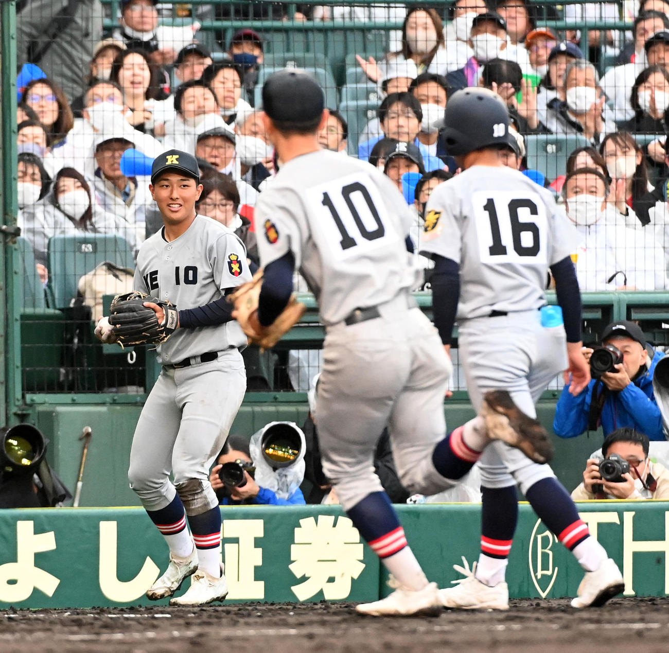 仙台育英対慶応　4回裏仙台育英2死、清原は寺田の三邪飛を捕球（撮影・前岡正明）