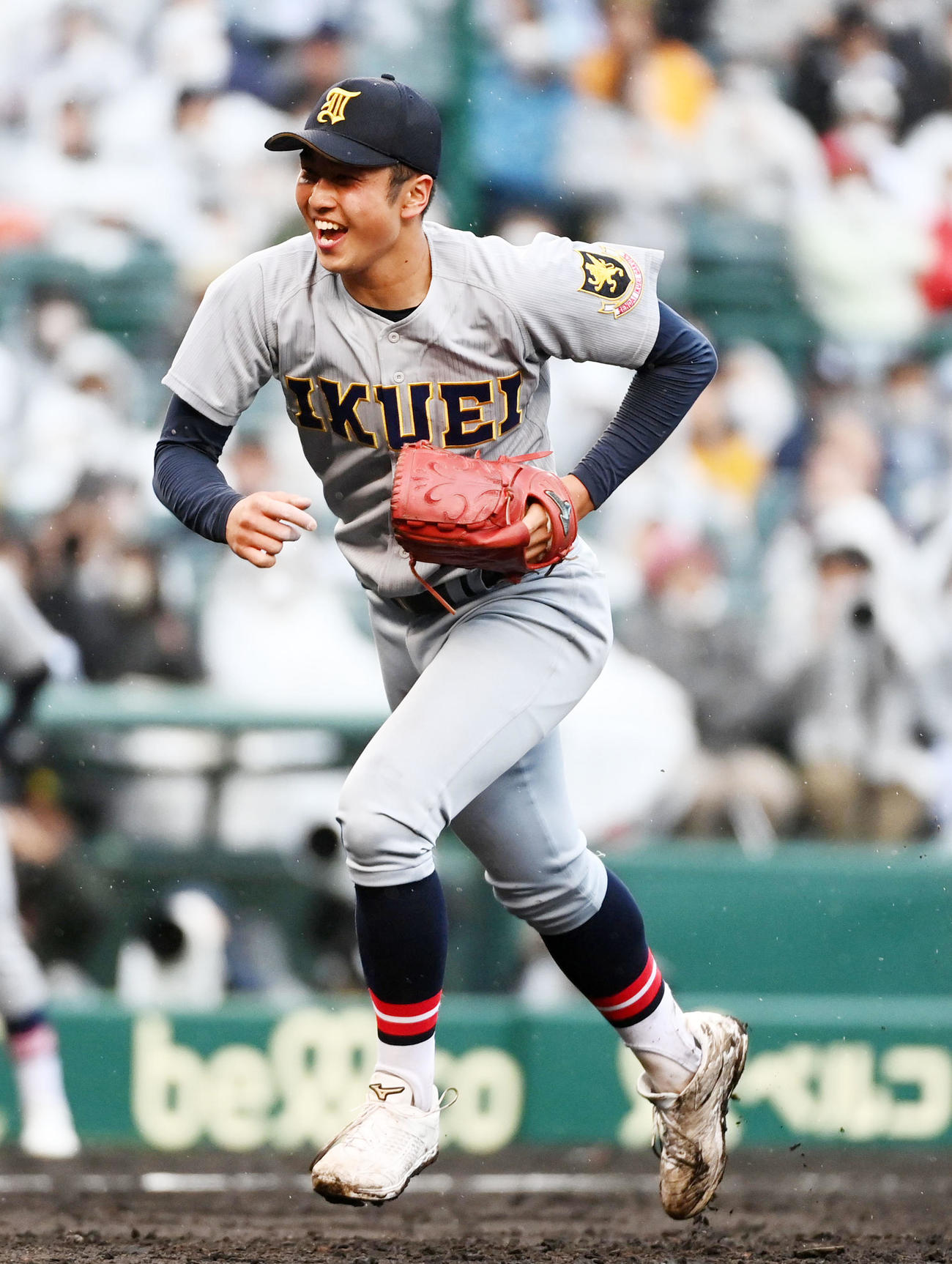 仙台育英対慶応　6回、笑顔でベンチに戻る仙台育英2番手の高橋（撮影・前岡正明）