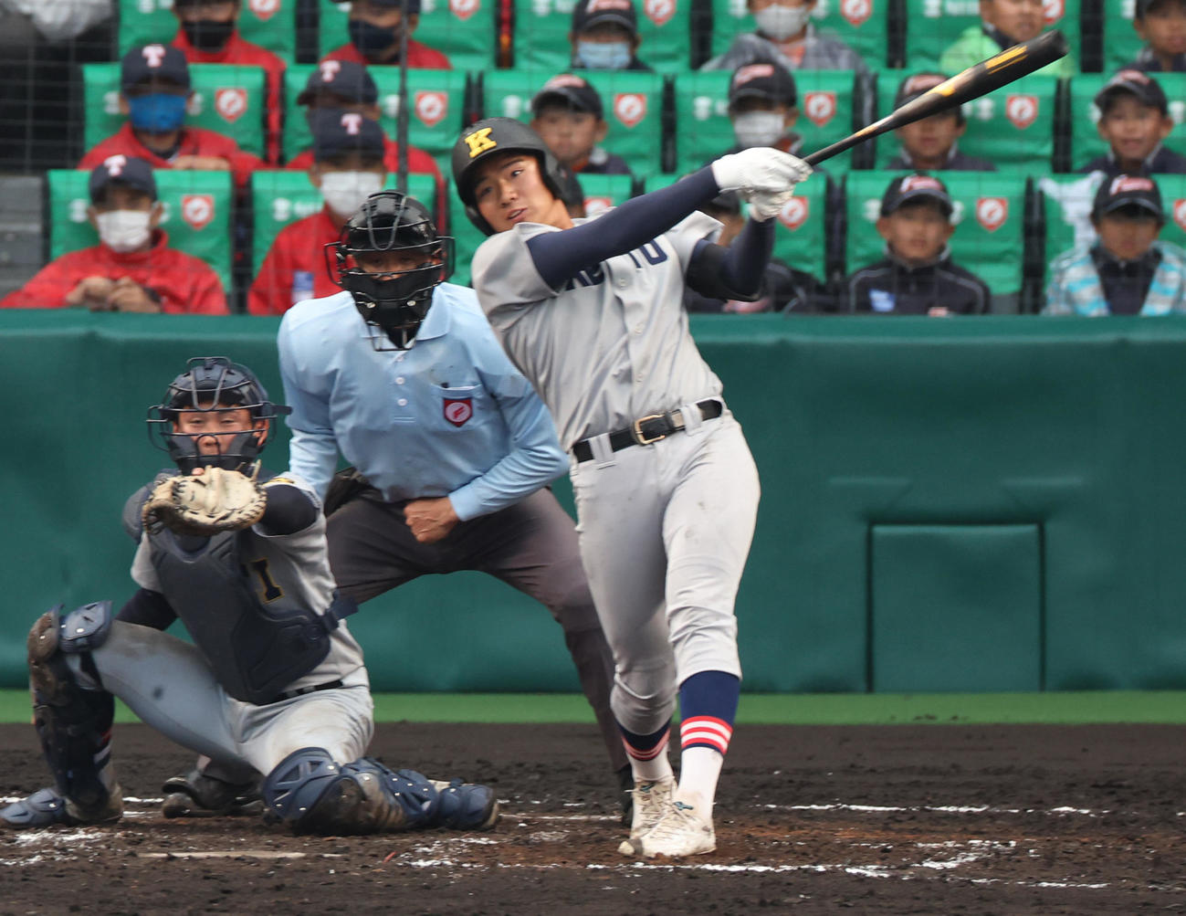 慶応対仙台育英　9回表慶応1死二塁、代打安達は左に適時二塁打を放つ（撮影・上山淳一）