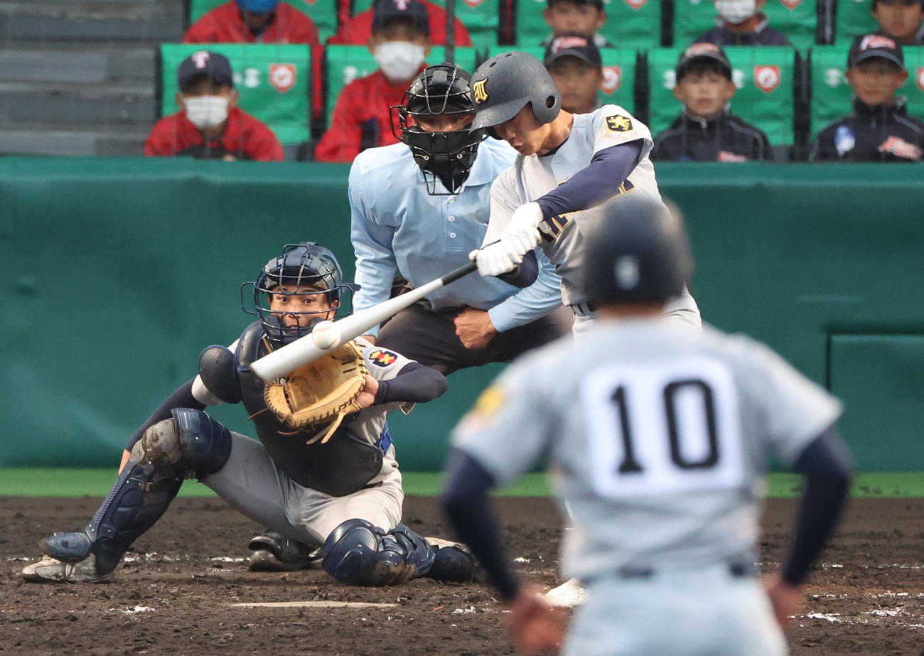 慶応対仙台育英　タイブレーク10回裏仙台育英2死満塁、山田はサヨナラ左前適時打を放つ（撮影・上山淳一）