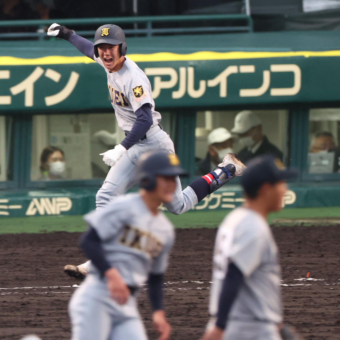 慶応対仙台育英　タイブレーク10回裏仙台育英2死満塁、山田（左）はサヨナラ左前適時打を放ちガッツポーズする（撮影・上山淳一）